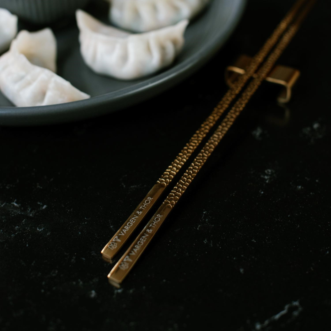 KITO BRASS - Essstäbchen (Messing), 4 Paar + 4 Ständer