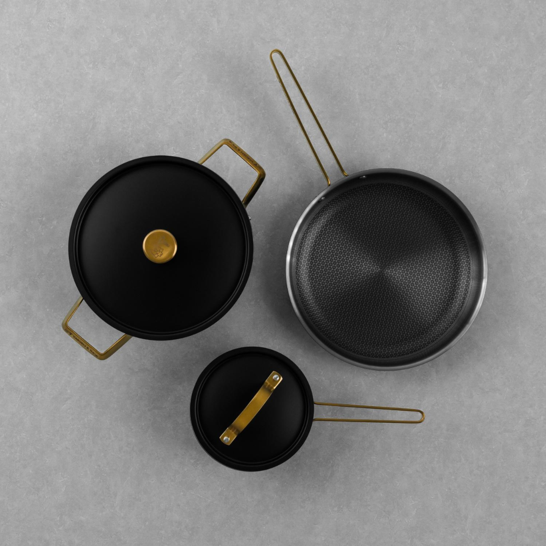 AREVT.2 - Set, 3 - Topf, Kasserolle und Bratpfanne (Mattschwarz mit Messingdetails)