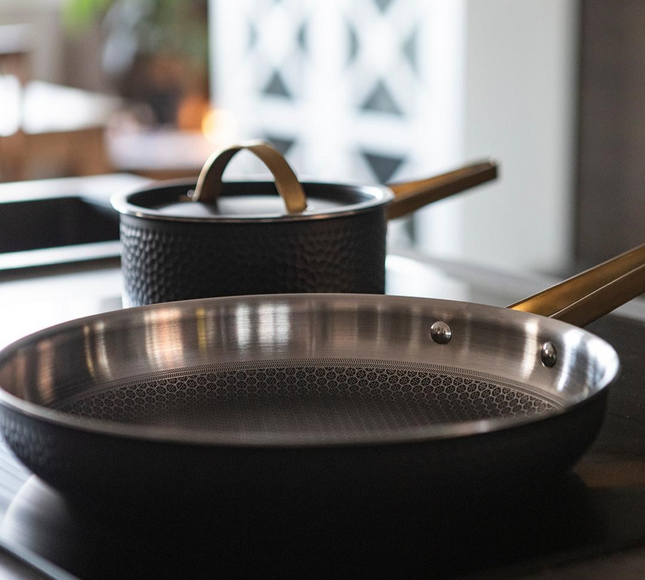 Modell Xb - 28 cm Stegepande. Nonstick Matsort med messingdetaljer.