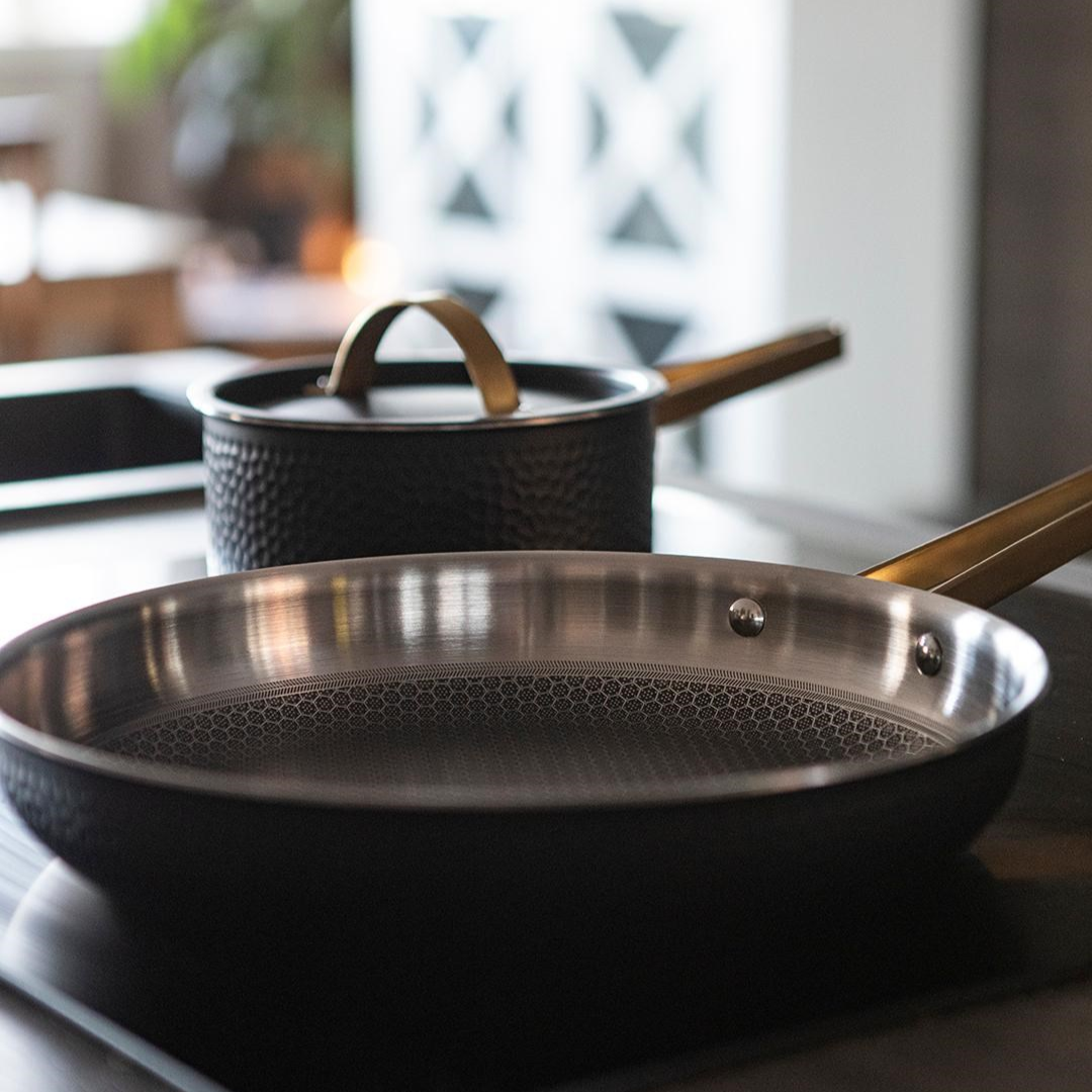 Modell Xb - 28 cm Stegepande. Nonstick Matsort med messingdetaljer.