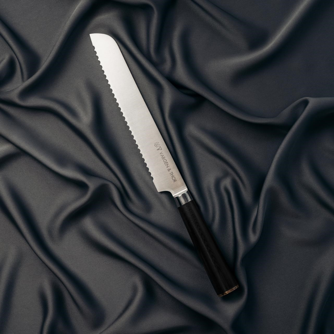 ELMER - Brotmesser - perfekt ausbalanciert. Messingsockel.