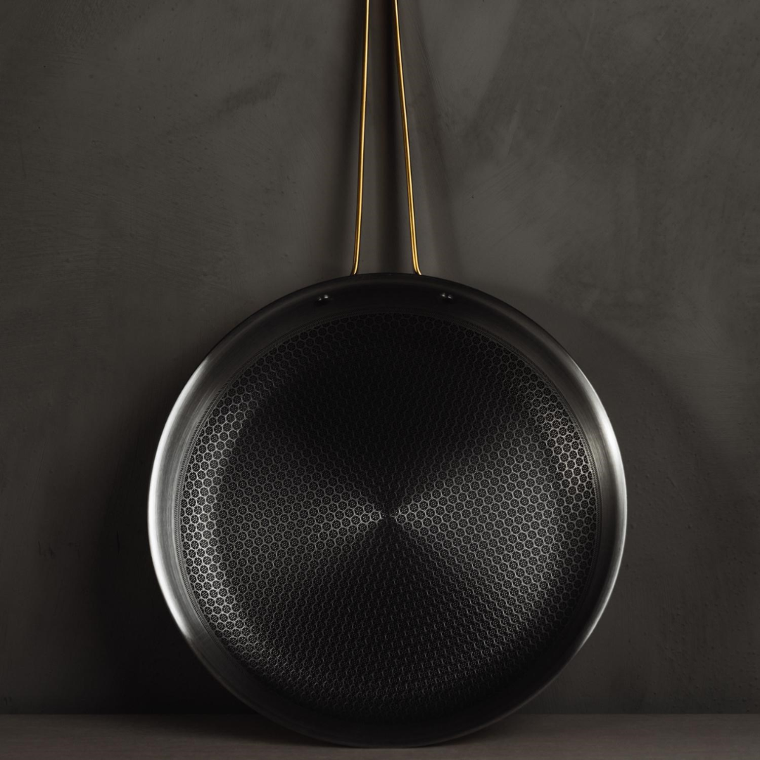 Modell Lb, eine 28 cm große Bratpfanne mit Deckel (Messing, BRASSA-Serie).