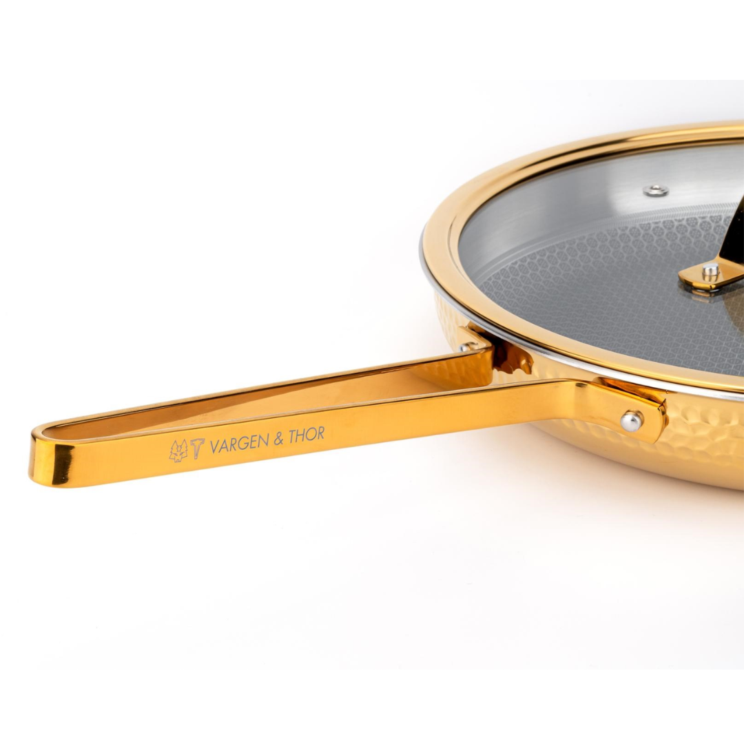 Modell Lb, eine 28 cm große Bratpfanne mit Deckel (Messing, BRASSA-Serie).