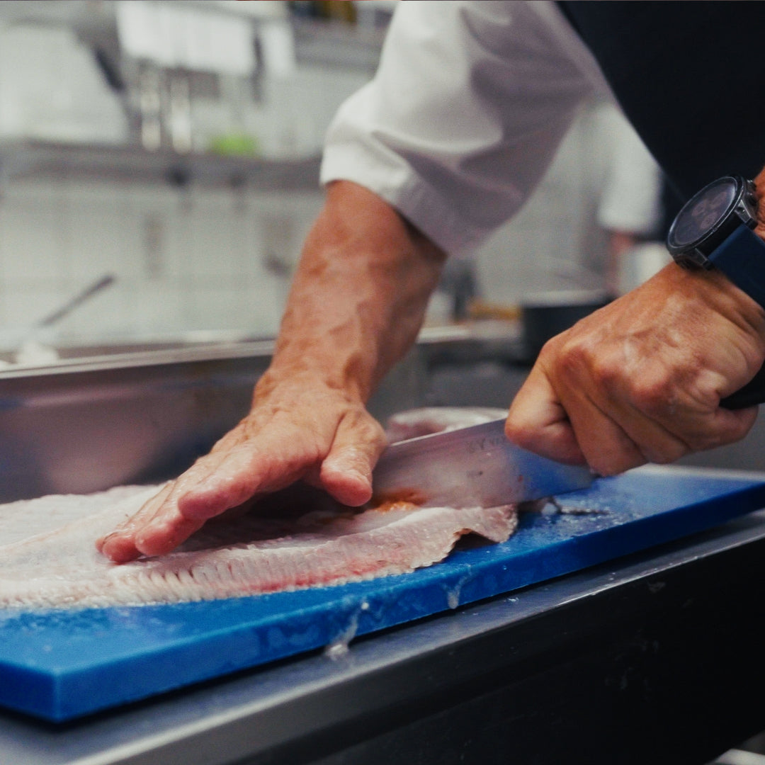 ROY X – Kochmesser. Perfekt ausbalanciert. Messingsockel.