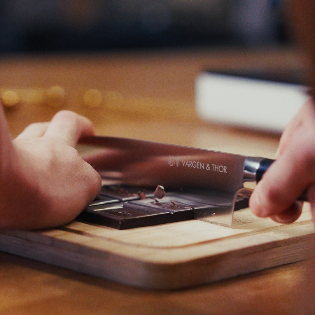 ROY X – Kochmesser. Perfekt ausbalanciert. Messingsockel.