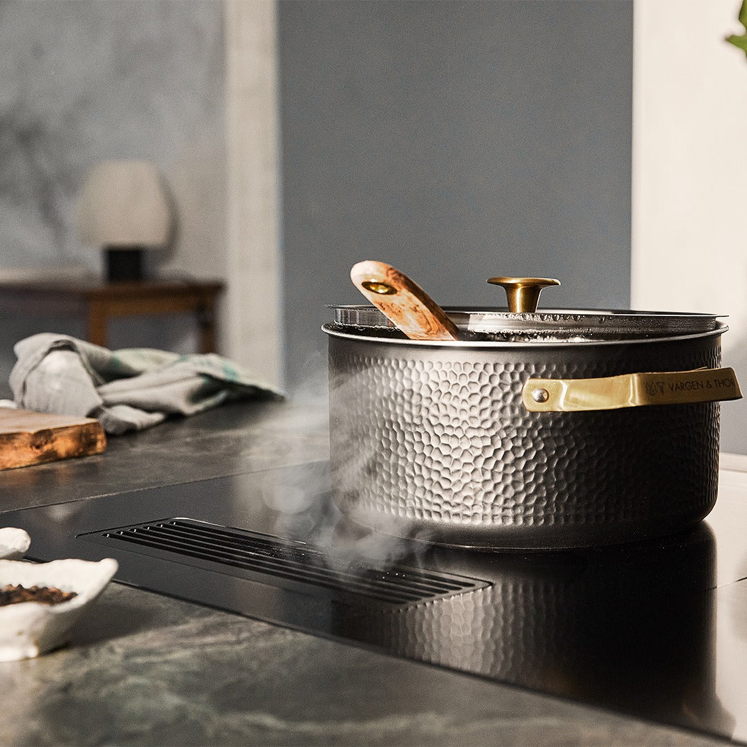 MIO - 4L Topf. Mattschwarz mit Messingdetails.S