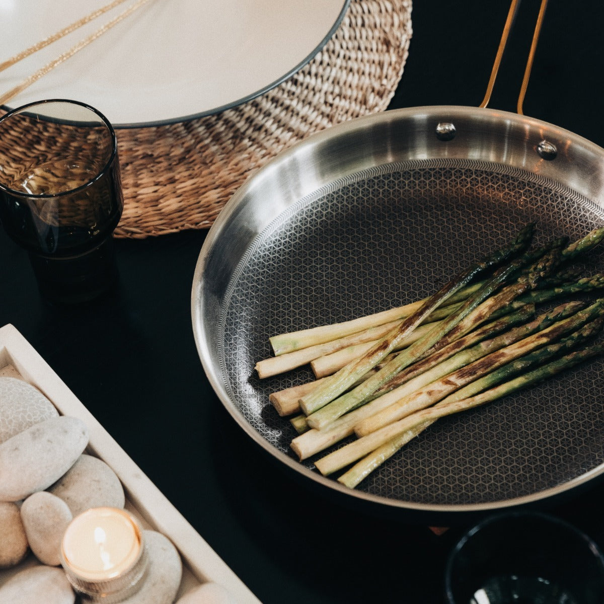 Modell Xb - 28 cm Stegepande. Nonstick Matsort med messingdetaljer.