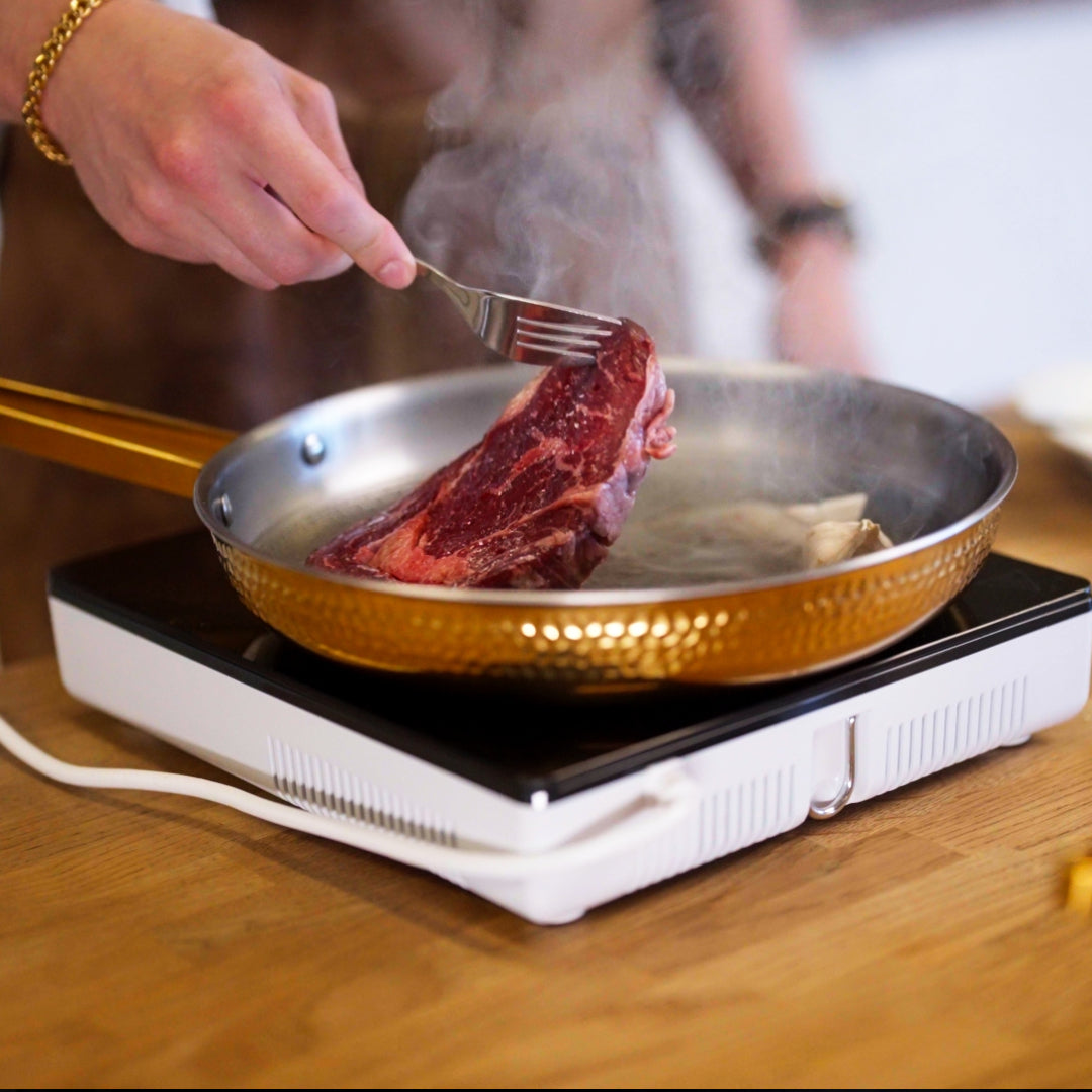 Modell Lb, eine 28 cm große Bratpfanne mit Deckel (Messing, BRASSA-Serie).