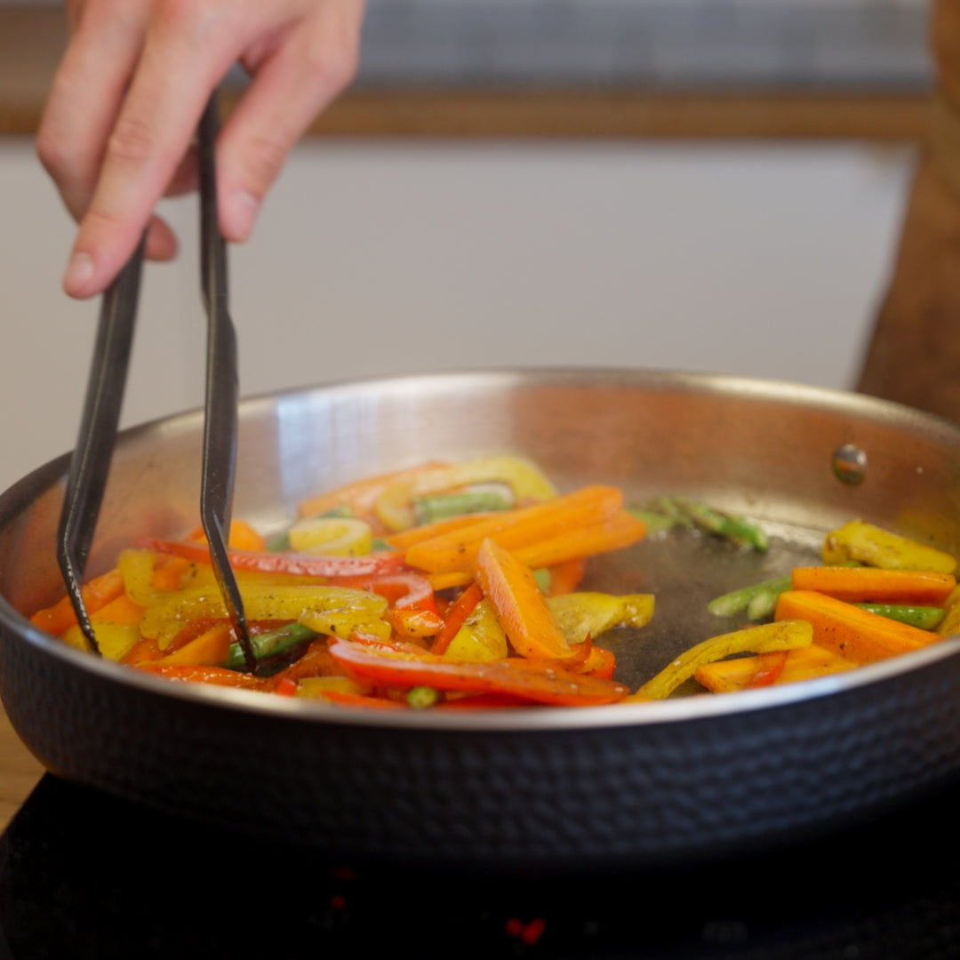 Modell Xb – 28 cm Bratpfanne. Antihaftbeschichtet. Mattschwarz mit Messingdetails. 