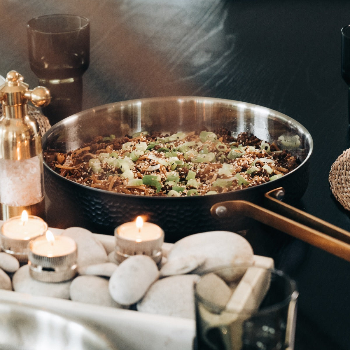 Modell X/X2 – 28 cm Sauterpfanne mit Deckel. Mattschwarz mit Messingdetails. 