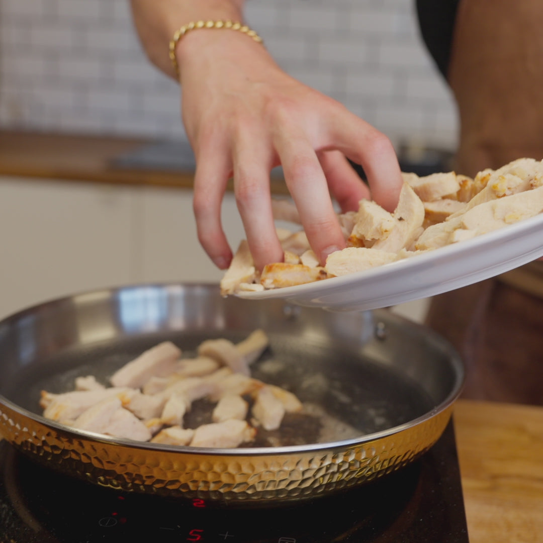 Video laden: Modell Lb, eine 28 cm große Bratpfanne mit Deckel (Messing, BRASSA-Serie).