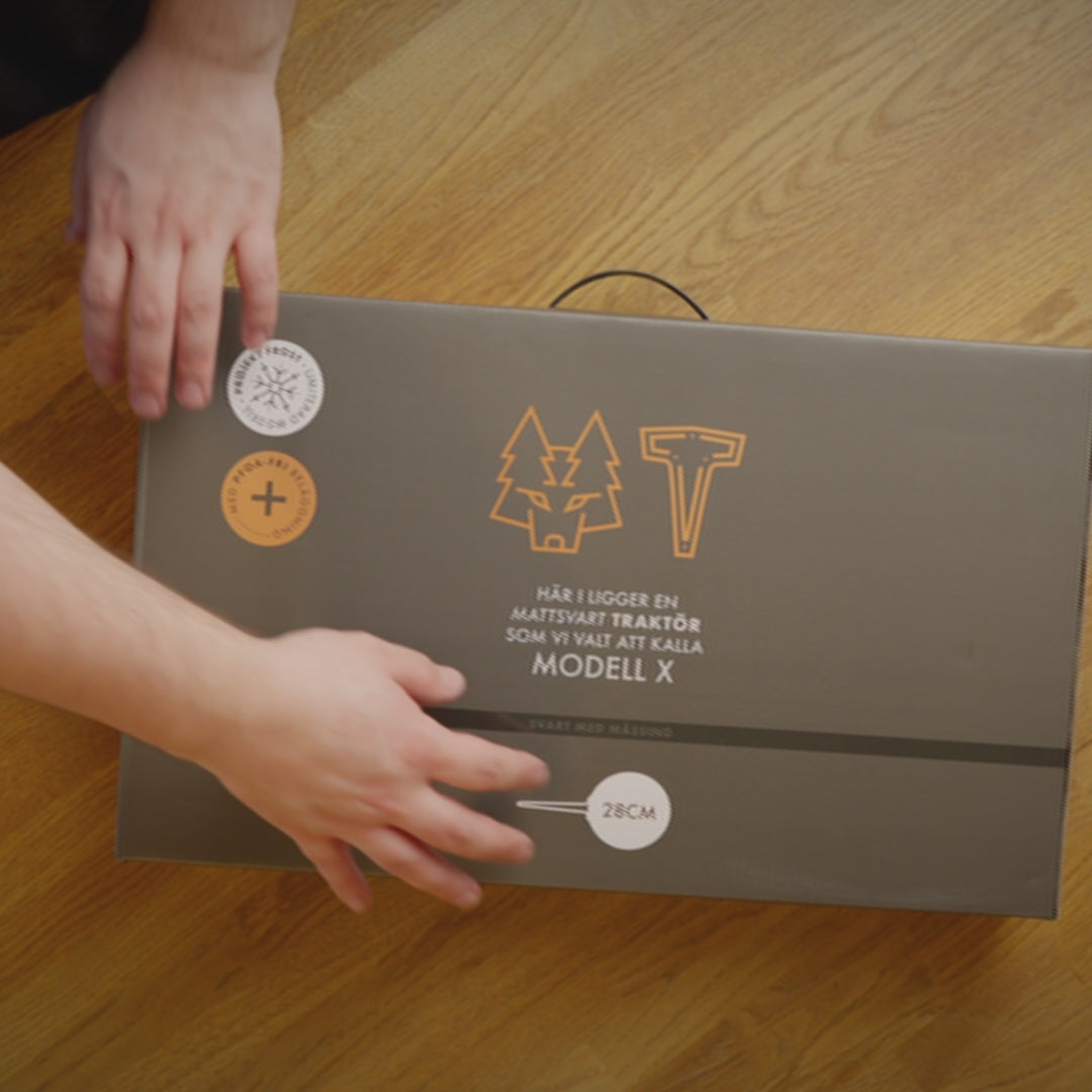 Indlæs video: Modell X/X2 - 28cm Sauterpande med låg. Matsort med messingdetaljer.