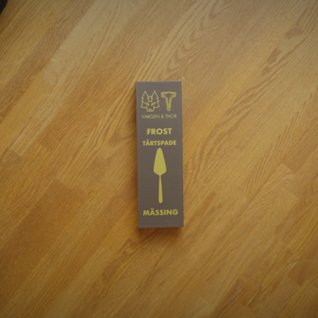 Indlæs video: FROST Tårtspade - Kagekniv (Messing)