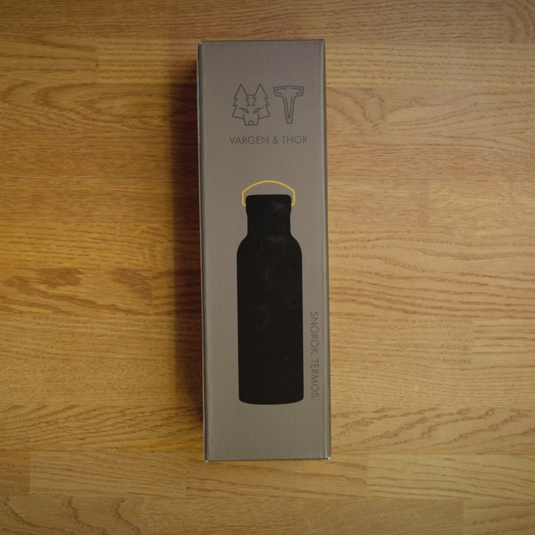 Indlæs video: Snörök – Thermoflaske 750 – Sort &amp; Messing