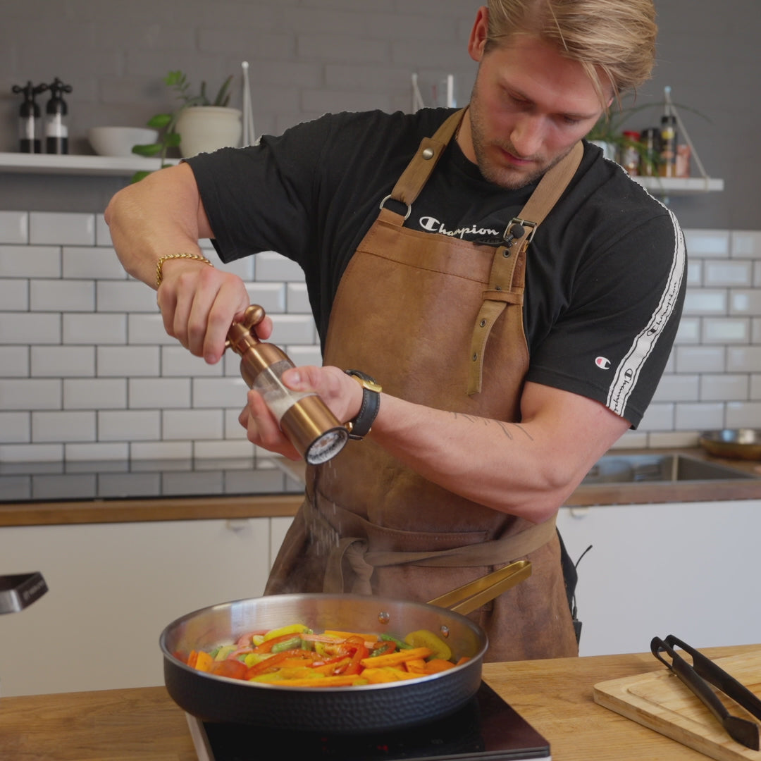 Indlæs video: Modell X/X2 - 28cm Sauterpande med låg. Matsort med messingdetaljer.