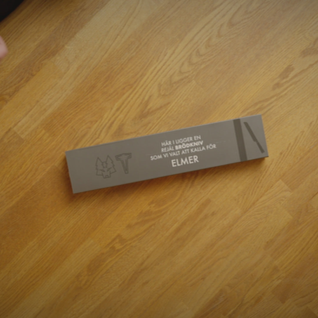 Indlæs video: ELMER - Brødkniv - perfekt balanceret. Messingbund.