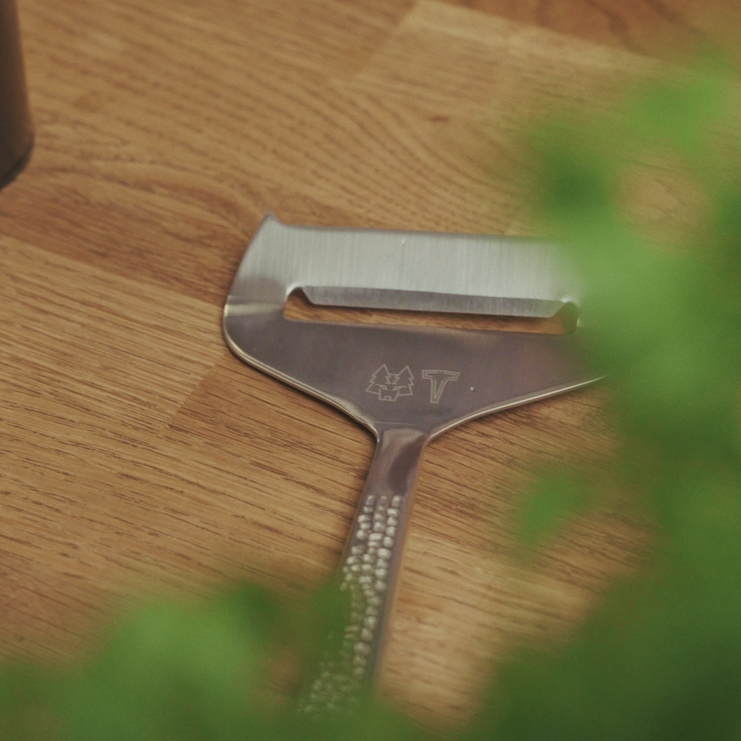 Indlæs video: FROST Osthyvel.2 - Ostehøvl (Sølv)