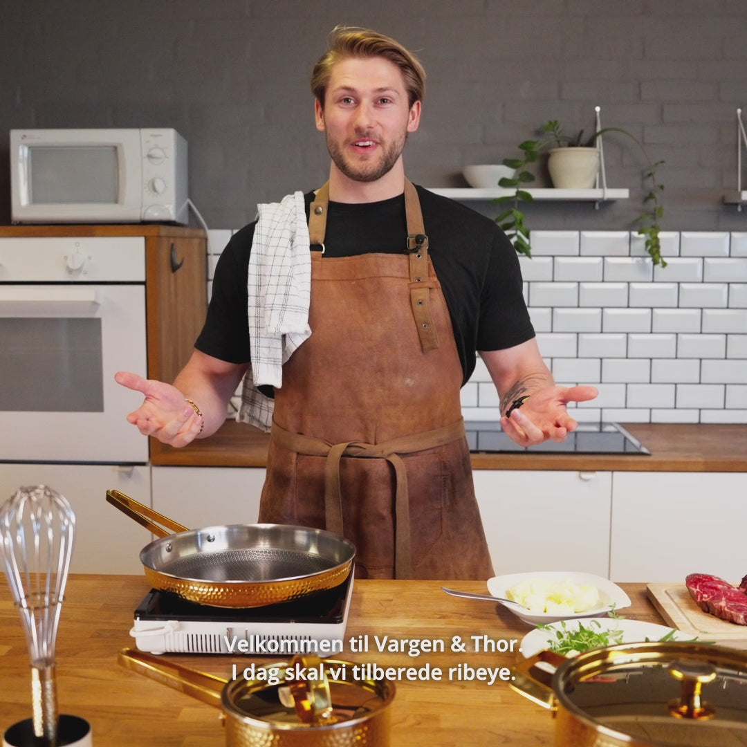 Video laden: Modell Lb, eine 28 cm große Bratpfanne mit Deckel (Messing, BRASSA-Serie).