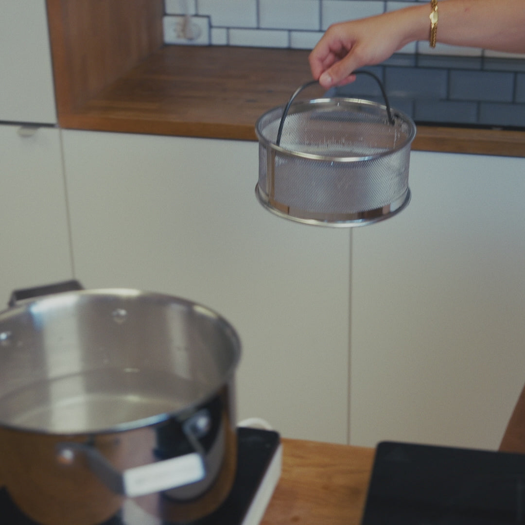 Video laden: KORG.2 – Nudelkorb mit integriertem Sieb (21,5 cm) – auch zum Frittieren.