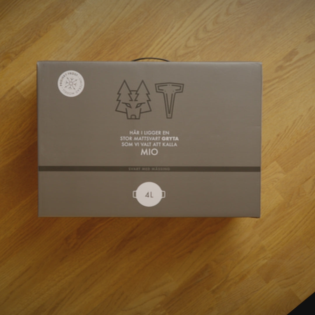 Indlæs video: MIO - 4L Gryde. Matsort med messingdetaljer.s