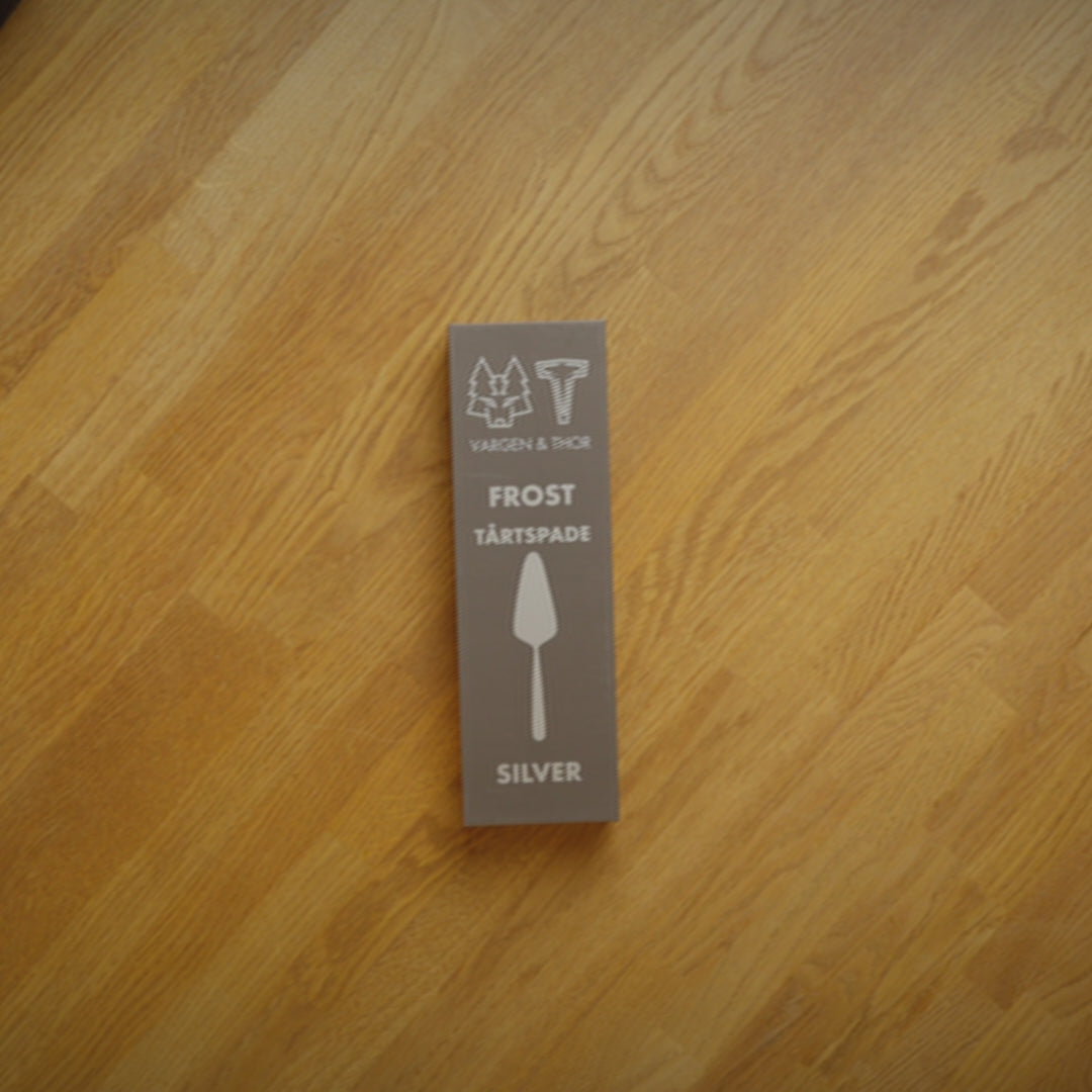 Indlæs video: FROST Tårtspade - Kagekniv (Sølv)
