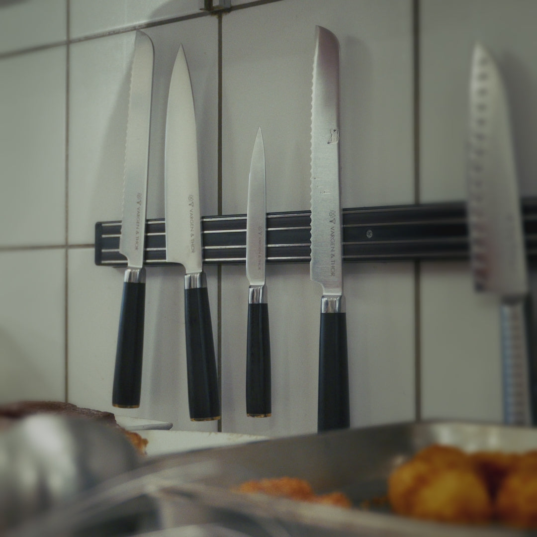 Video laden: ROY X – Kochmesser. Perfekt ausbalanciert. Messingsockel.