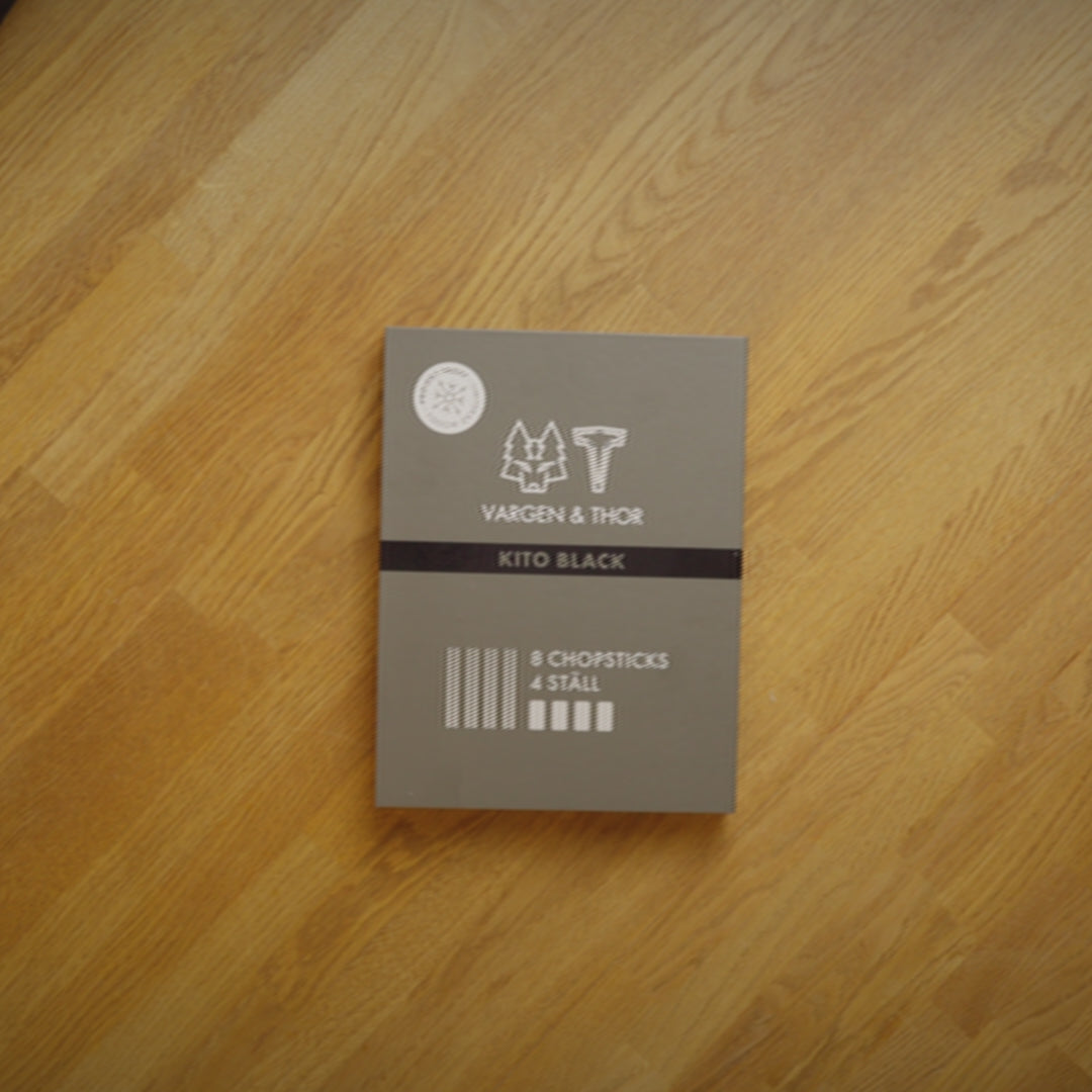 Indlæs video: KITO SORT - Spisepinde (Sort) 4 par + 4 stativer