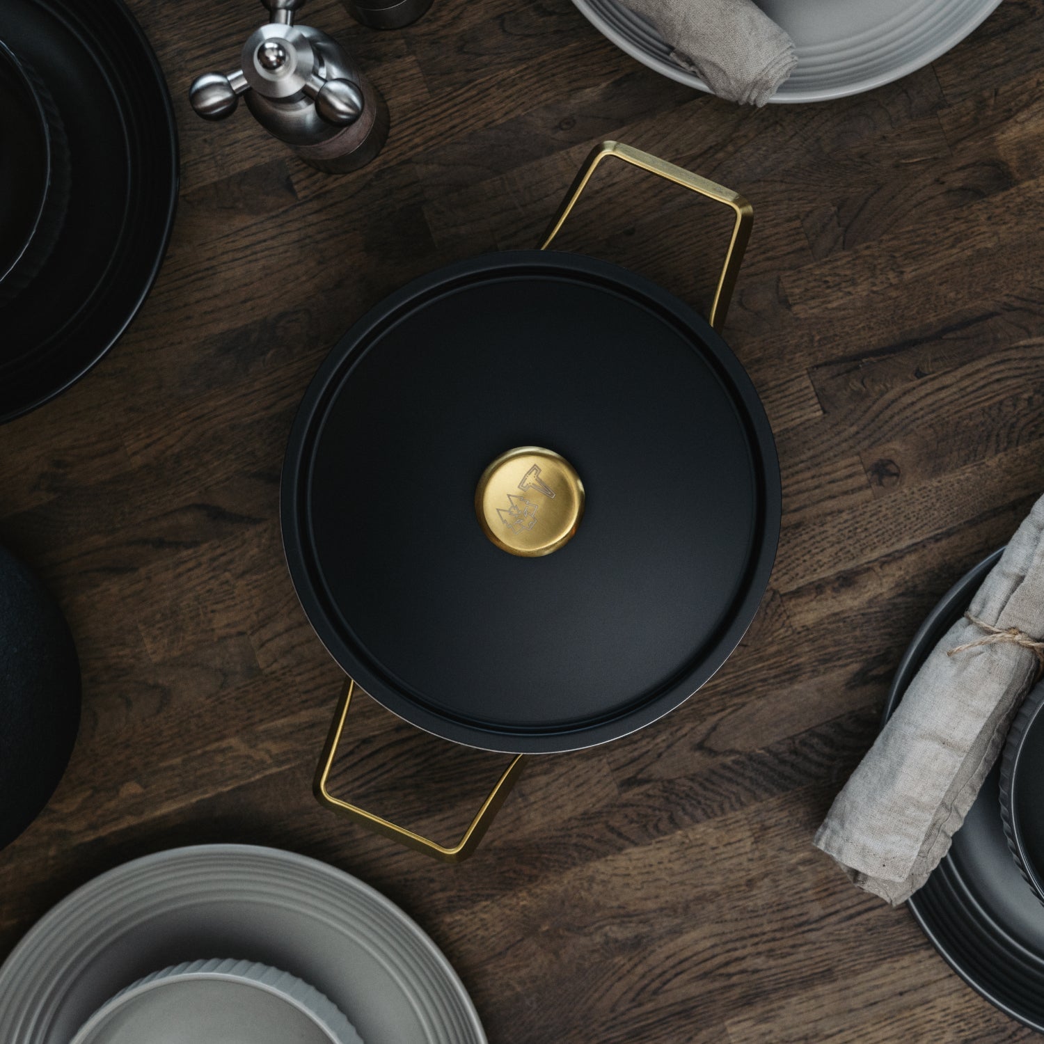 MANDUS.2 - 2,8L Topf. Mattschwarz mit Messingdetails. 