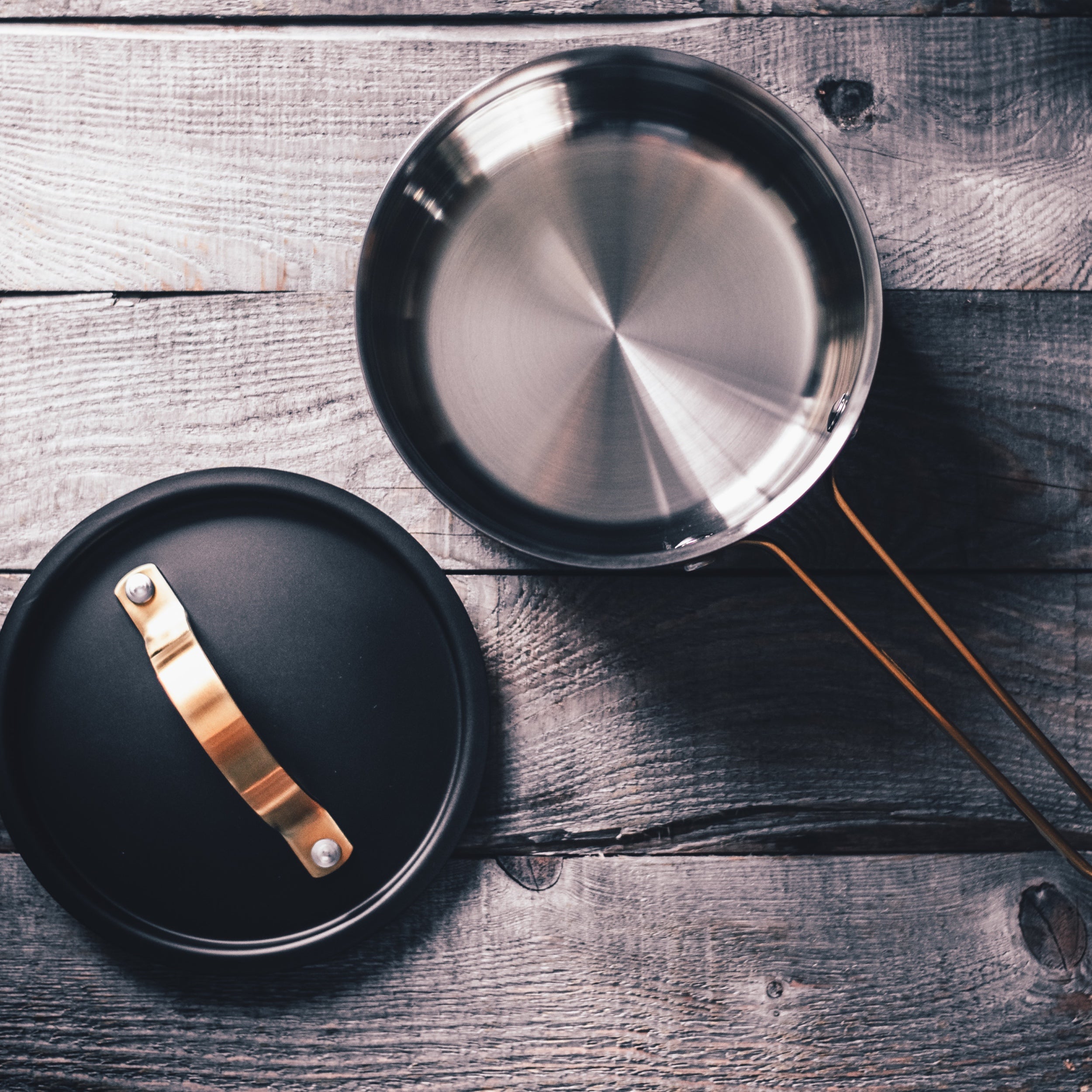 Viggo – 1,6 l Auflauf. Mattschwarz mit Messingdetails. 