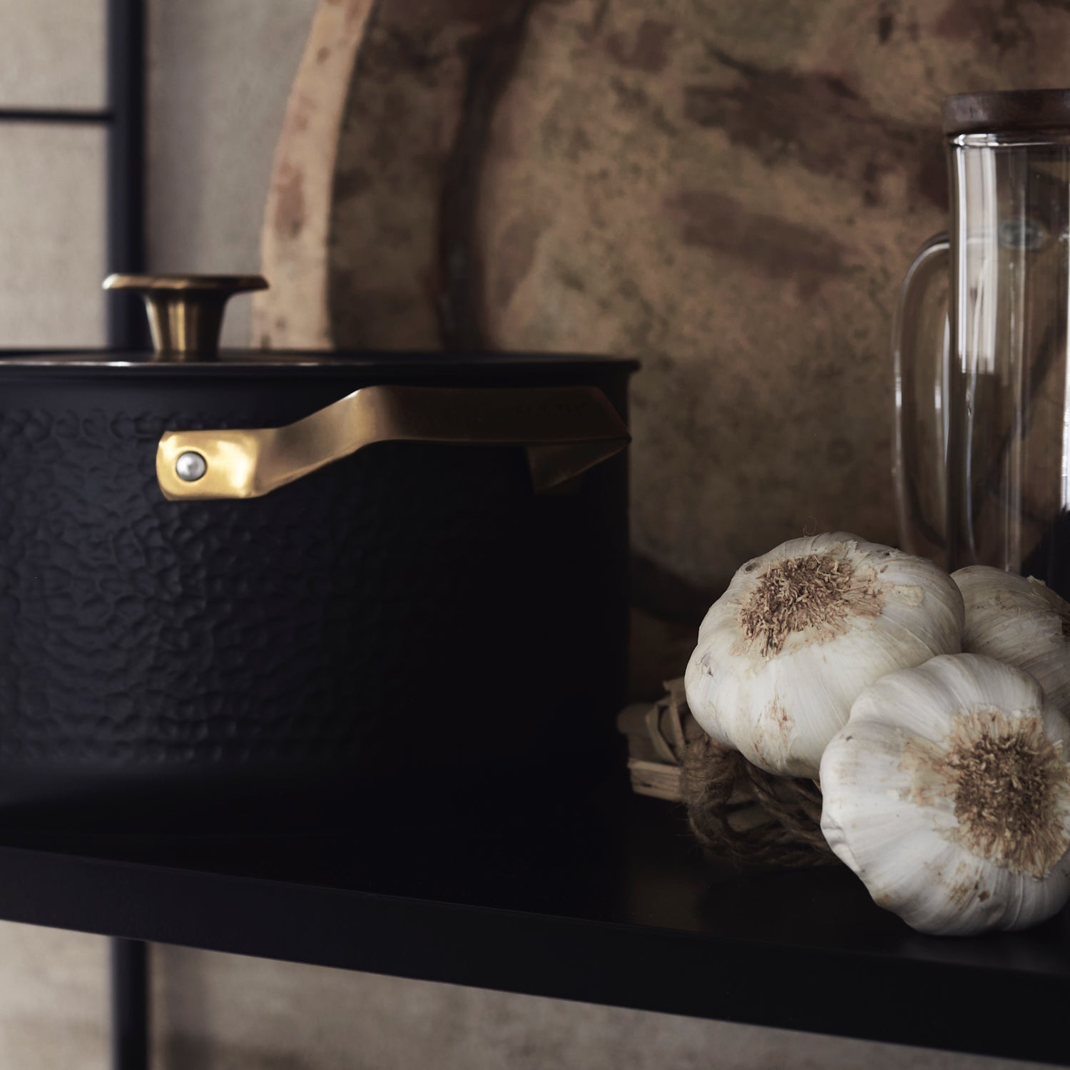 MIO - 4L Gryde. Matsort med messingdetaljer.s