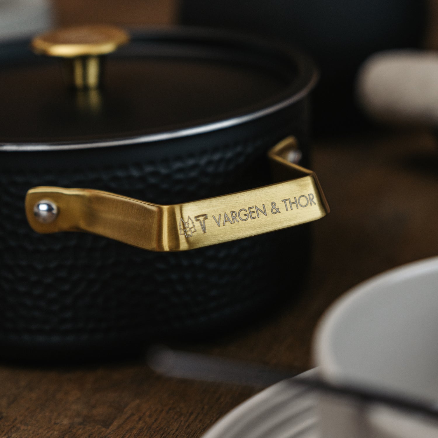 MANDUS.2 - 2,8L Gryde. Matsort med messingdetaljer.