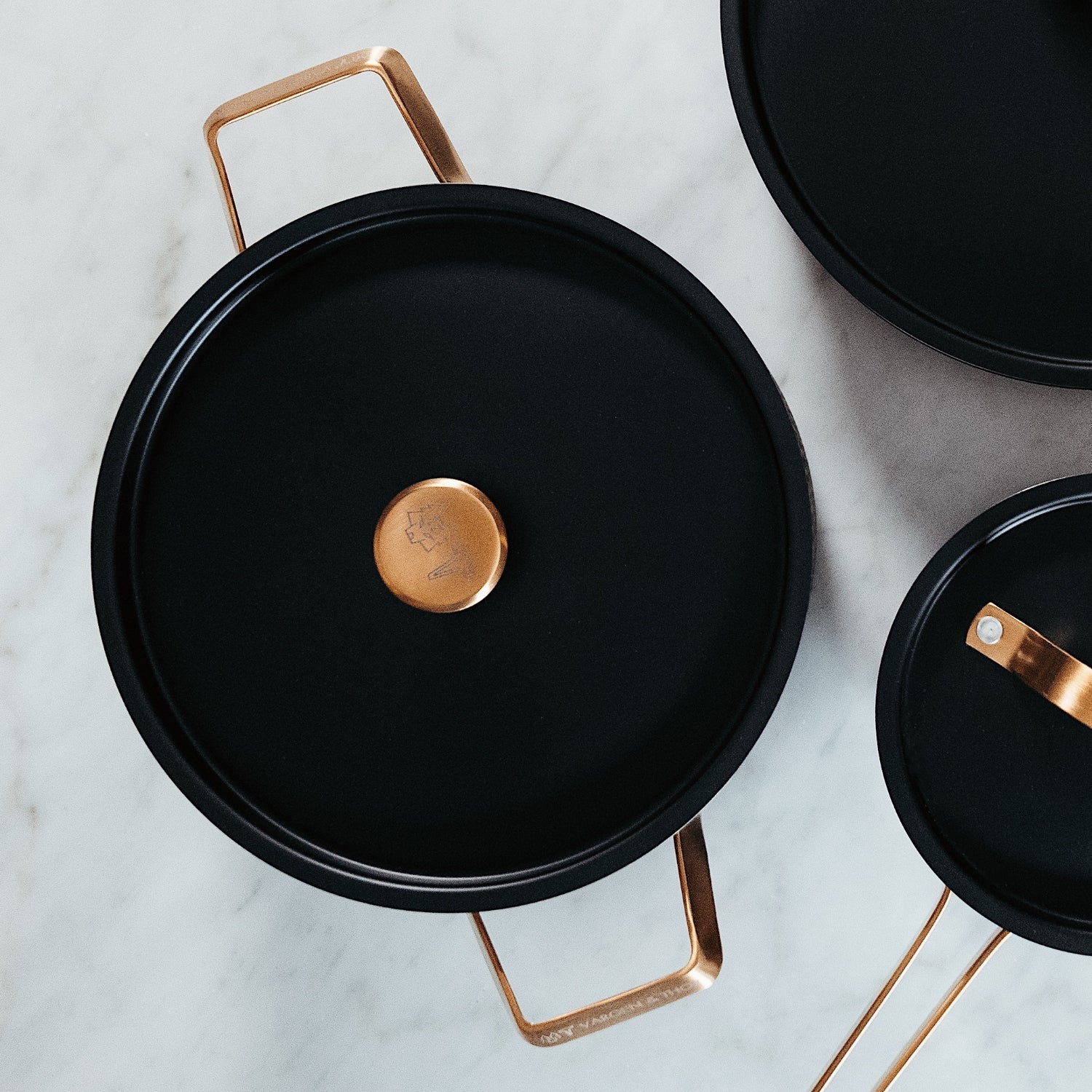 MIO - 4L Gryde. Matsort med messingdetaljer.s